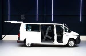 9 persoons bus met open schuifdeur en ruime instap van De Groot Verhuur