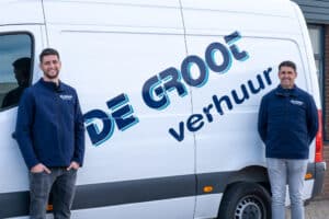 Team van De Groot Verhuur bij bedrijfsbus voor zakelijk vervoer