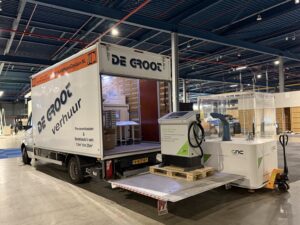 Bedrijfsbus met laadklep voor transport en logistiek gebruik